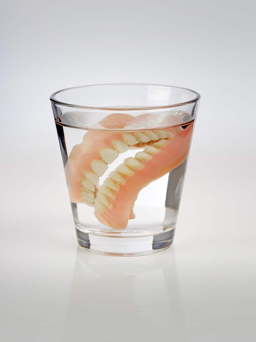 Zobna protetika nam pomaga nadomestiti izpuljene zobe.