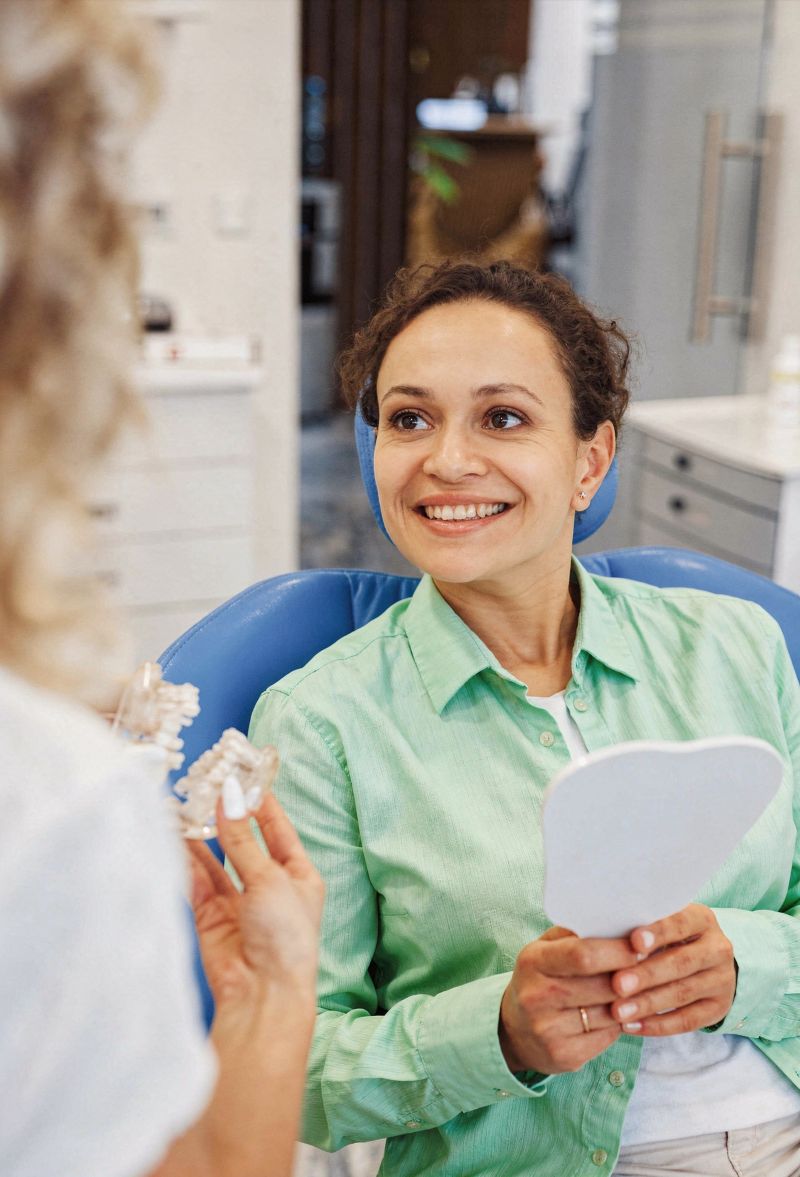 Pacientka v ordinaciji za nevidni zobni aparat Invisalign